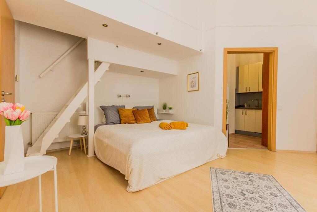 בודפשט Trendy 2 Room Flat, Next To Corvin Mall Free Huge Garage! Ac,Dishwasher,Washmachine, Smart Tv מראה חיצוני תמונה