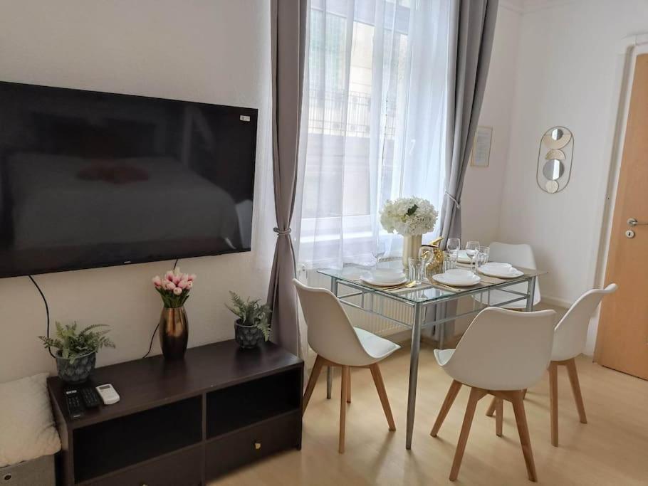 בודפשט Trendy 2 Room Flat, Next To Corvin Mall Free Huge Garage! Ac,Dishwasher,Washmachine, Smart Tv מראה חיצוני תמונה