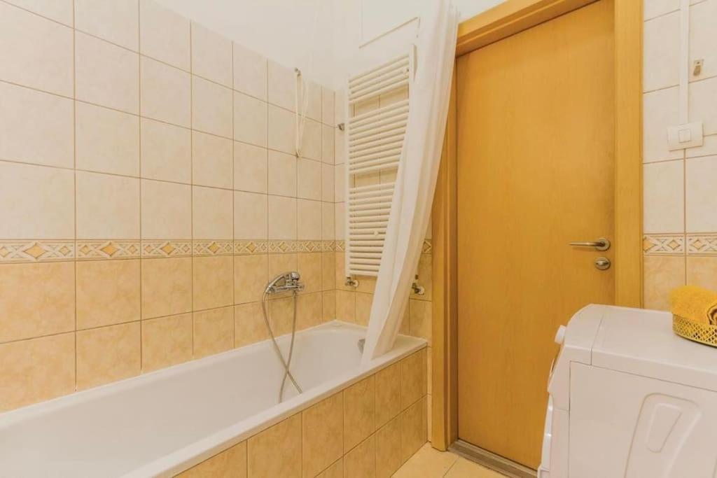 בודפשט Trendy 2 Room Flat, Next To Corvin Mall Free Huge Garage! Ac,Dishwasher,Washmachine, Smart Tv מראה חיצוני תמונה