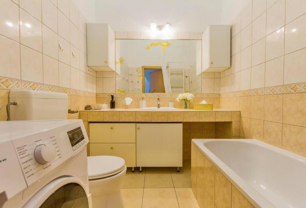בודפשט Trendy 2 Room Flat, Next To Corvin Mall Free Huge Garage! Ac,Dishwasher,Washmachine, Smart Tv מראה חיצוני תמונה