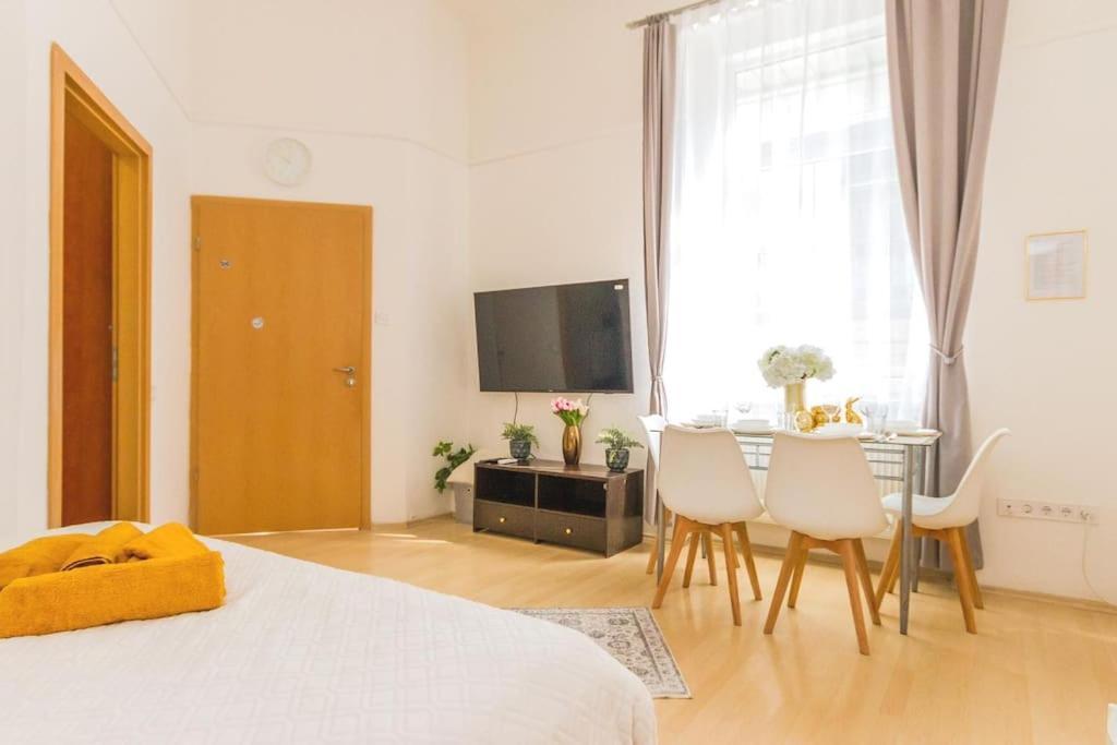 בודפשט Trendy 2 Room Flat, Next To Corvin Mall Free Huge Garage! Ac,Dishwasher,Washmachine, Smart Tv מראה חיצוני תמונה