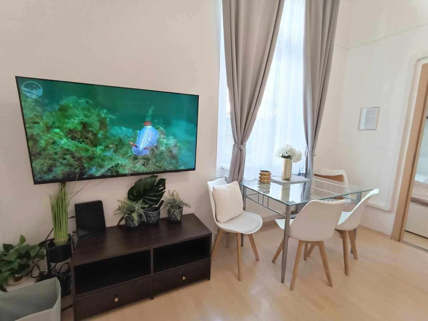 בודפשט Trendy 2 Room Flat, Next To Corvin Mall Free Huge Garage! Ac,Dishwasher,Washmachine, Smart Tv מראה חיצוני תמונה